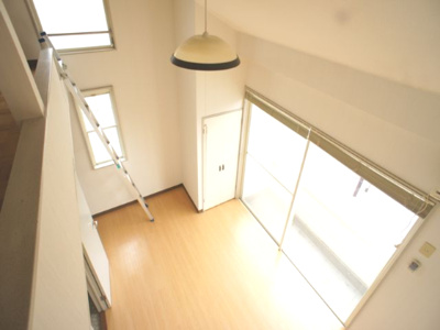 【洋室】 | アローハイム | 天井が高く、大きな窓があるので明るいです。