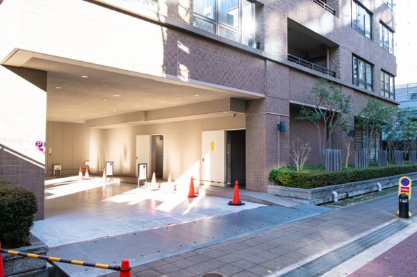 【駐車場】 | 【敷地内駐車場・駐輪場・サブエントランス出入口】手前が駐輪場への扉です！その左隣がサブエントランス！