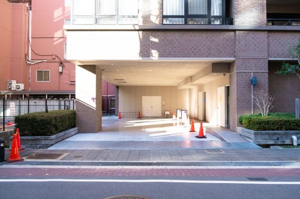 【駐車場】 | 【敷地内駐車場出入口】突き当りの扉はゴミ庫です。タワーパーキングは左手（別棟）にございます！