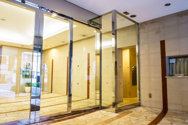 【エントランス】 | 【風除室】ガラス張りで開放的なエントランス。右手には管理事務室の小窓がございます！