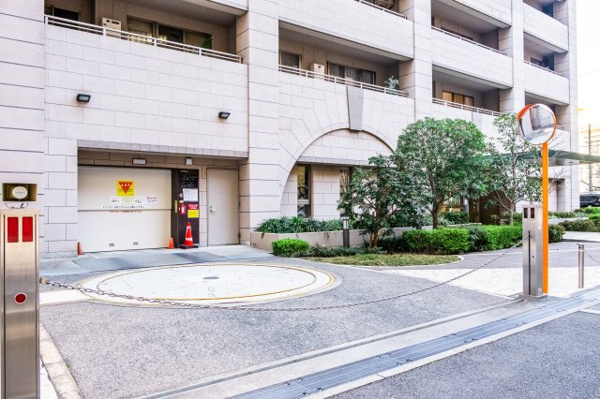 【駐車場】 | 【敷地内駐車場】車は地下に格納されるので、愛車が風雨にさらされることもございません！
