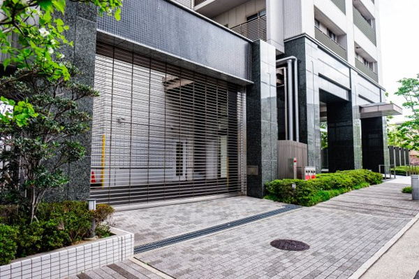 【駐車場】 | 【敷地内駐車場】きちんと整備されたきれいな駐車場です！十分な広さがあり、車の出し入れもスムーズ！