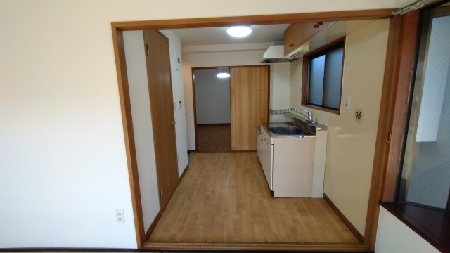【キッチン】 | ボナール | 仕切り扉、修理中。