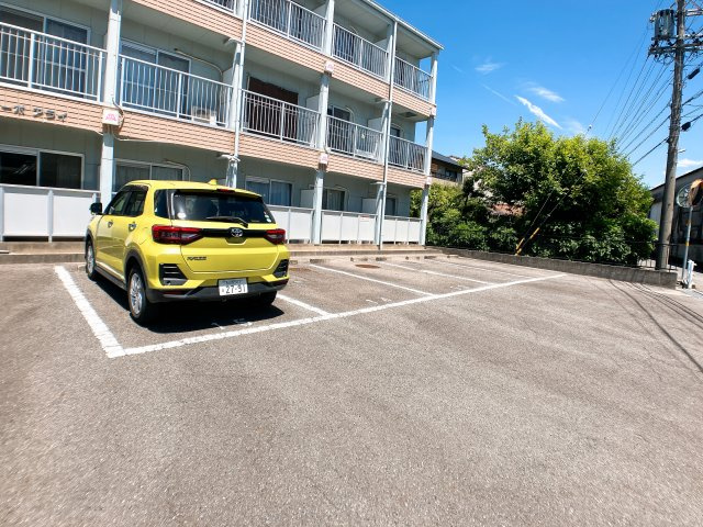 コーポアライの駐車場