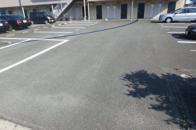 コーポアイリスの駐車場