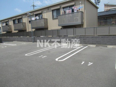 【駐車場】 | サン・メゾンD棟（東花園賃貸） | 駐車場に車を止められます