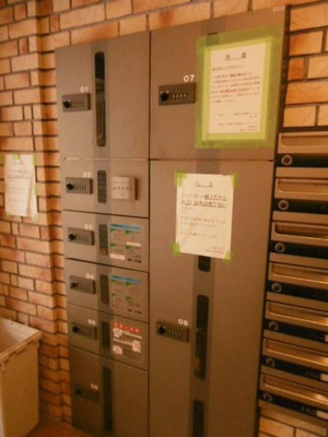 【エントランス】 | スプリングライト | 単身者の強い味方！宅配ボックス！