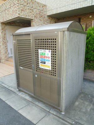 【エントランス】 | スプリングライト | 敷地内のごみ置場