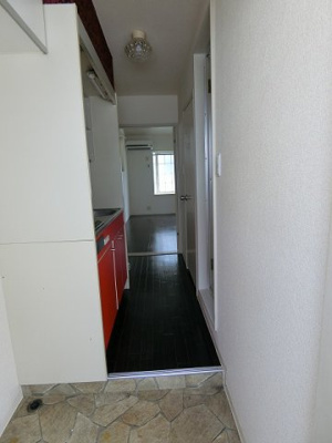 【玄関】 | ジャルダンB | 玄関から室内への景観です！キッチンの奥に洋室7帖のお部屋があります♪