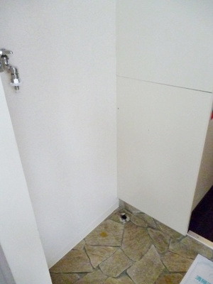 【設備】 | ジャルダンB | 玄関横にある室内洗濯機置き場です♪室内に置けるので洗濯機が傷みにくい☆