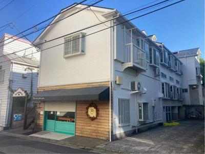 【外観】 | ジャルダンB | 小田急線「百合ヶ丘」駅まで徒歩3分！コンビニも徒歩3分の2階建てアパートです♪通勤通学はもちろん、お買い物やお出かけにもGood☆