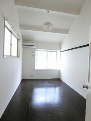 【洋室】 | ジャルダンB | 南向き洋室7帖☆角部屋二面採光のお部屋です♪エアコン・照明付きで1年中快適に過ごせますね☆出窓があるのでインテリアを飾って楽しむこともできます♪