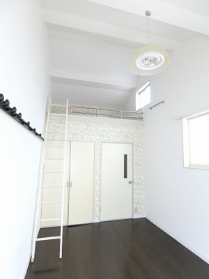 【寝室】 | ジャルダンB | 南向き洋室7帖☆クローゼットとロフトスペースがあります♪お洋服や荷物の多い方もお部屋が片付いて快適に過ごせますね♪