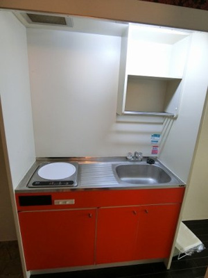 【キッチン】 | ジャルダンB | 赤を基調としたキッチンです！場所を取るお鍋やお皿もすっきり収納できます♪自炊生活で楽しく健康に！