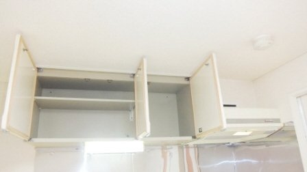 プラーティット本中山のキッチン|キッチン上部に収納有ります