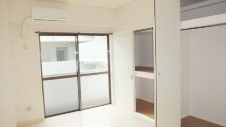プラーティット本中山の居間・リビング|明るい室内です