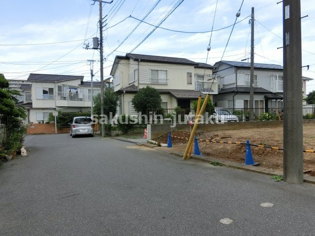 八千代市八千代台北１７丁目　売地　更地渡し　約７6坪の整形地　６ｍ公道面　建築条件なしの前面道路含む現地写真|北西側６ｍ開発道路面