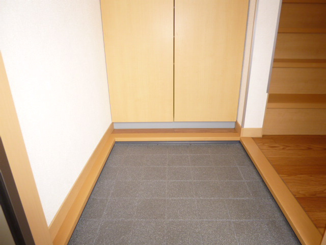 グランソレイユ　Ａの玄関