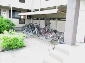 【その他共用部分】 | 屋根付きの駐輪場で雨が降っても大切な自転車が濡れなくてすみますね♪自転車はちょっとした移動手段に便利ですよね！
