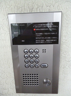 【エントランス】 | 共用エントランスは不審者の侵入を未然に防ぐオートロック付き！防犯対策充実しています◎