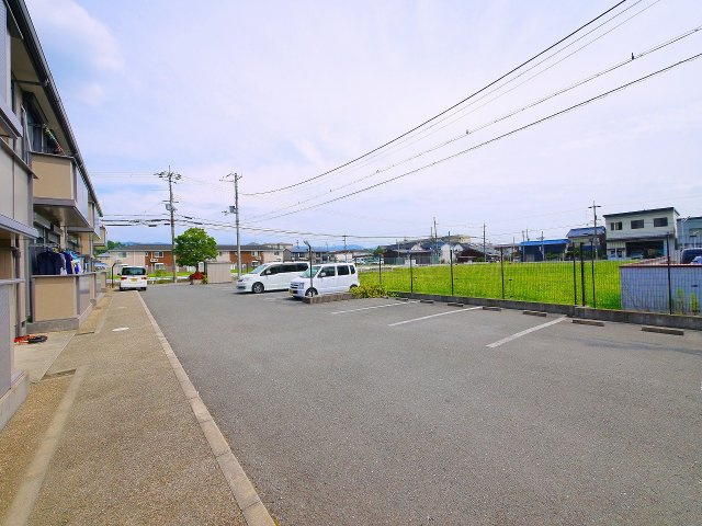 メゾンヴェール　Ａの駐車場|車をお持ちの方に嬉しい駐車場付きの物件です