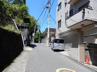 【外観】 | 生活便利な地域です。自動シャッター付き車庫（６台可）