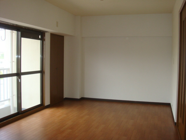 【洋室】 | 丸カントリーコーポ | 落ち着いた色調の洋室です