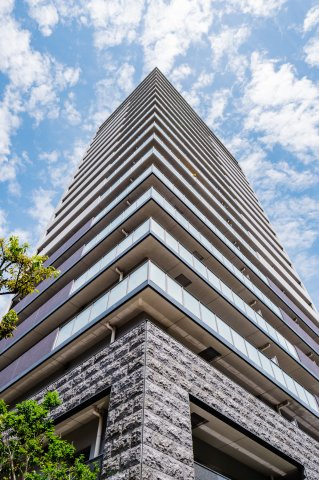 【外観】 | 【外観】大阪城の石垣に似せた御影石を使用した基壇部。外壁のホワイトタイルは、天守閣の色調がモチーフ！