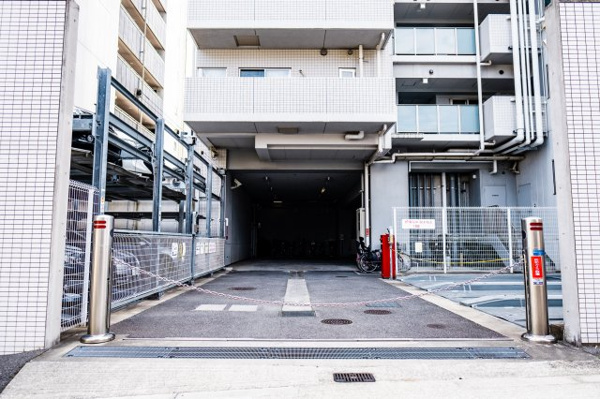 【駐車場】 | 【敷地内駐車場】きちんと整備されたきれいな駐車場です！十分な広さがあり、車の出し入れもスムーズ！