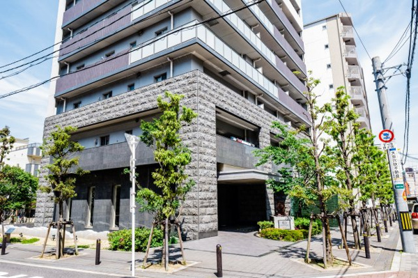 【周辺】 | 【周辺】こちらのマンションは、独立性に恵まれた3面接道の好立地！周辺の歩道も綺麗に整備されています！