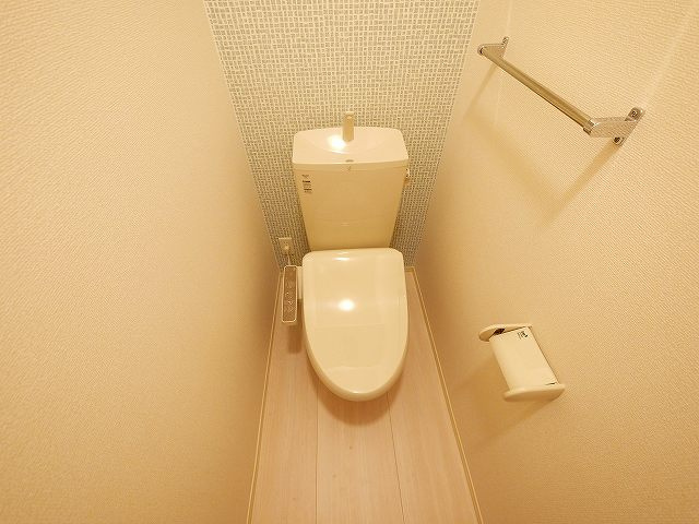 グランツコート三笠A棟のトイレ|落ち着いた色調のトイレです