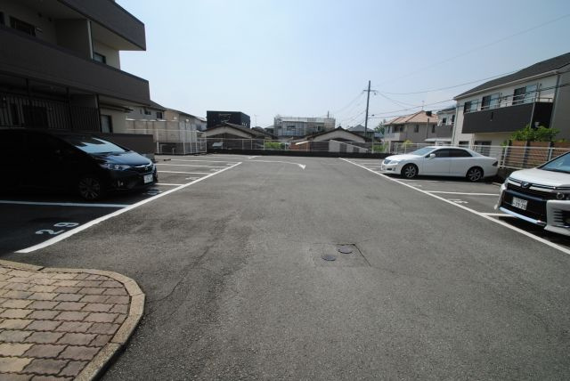 エテルナエーカーズの駐車場