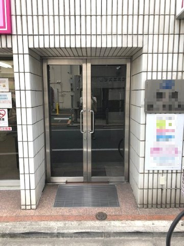 新宿区新宿１丁目の事務所の玄関