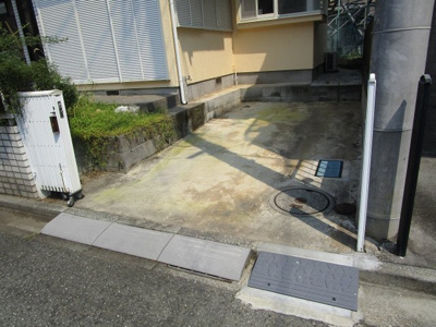 【駐車場】 | 岸3丁目貸家 | 車をお持ちの方に嬉しい駐車場付きの物件