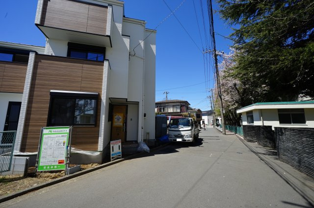 保土ヶ谷区釜台町全２棟　新築戸建【成約】の前面道路含む現地写真|常盤台小学校まで徒歩約1分と学校に近く、子育てにも適した環境です。