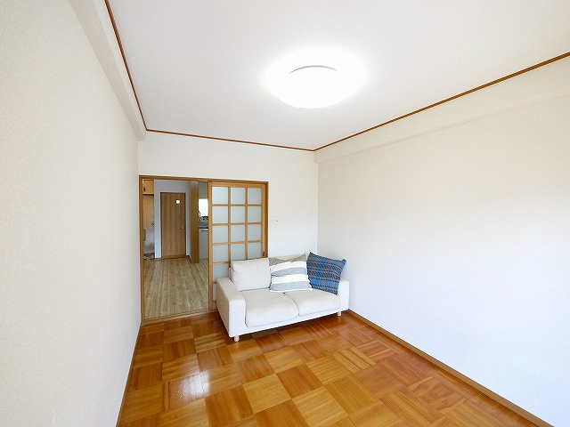 マンション芝の洋室