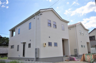 【外観】 | 2号棟　現地（2019年6月）撮影
外観完成しました！左側が2号棟です。
敷地面積185.55㎡（56.12坪）。
駐車並列2台可能。