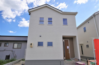 【外観】 | 2号棟　現地（2019年6月）撮影
外観完成しました！
敷地面積185.55㎡（56.12坪）。
駐車並列2台可能。