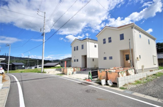 【前面道路含む現地写真】 | 2号棟　現地（2019年７月）撮影
前面道路は北側幅員約6.0mの公道。