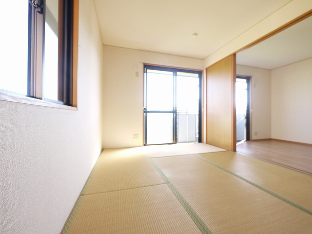 ロイヤルKの内装|明るい色調の室内です