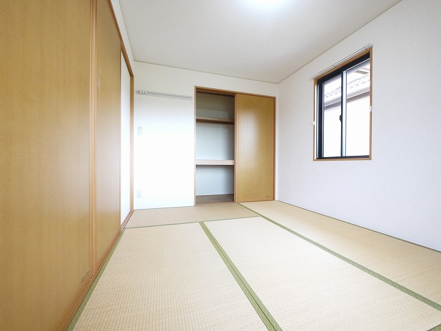 ロイヤルKの和室|柔らかい畳が心地よい和室