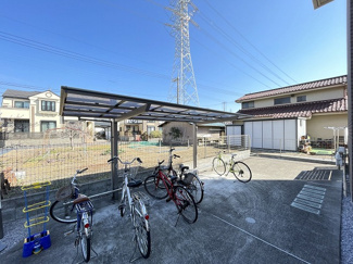 【その他共用部分】 | 屋根付きの駐輪場で雨が降っても大切な自転車が濡れなくてすみますね♪自転車はちょっとした移動手段に便利ですよね！