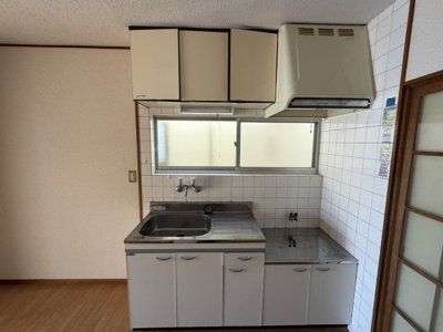 【キッチン】 | ヤマヤハイツ | ２口ガスコンロ設置可能・採光・通風窓もあって開放的です。