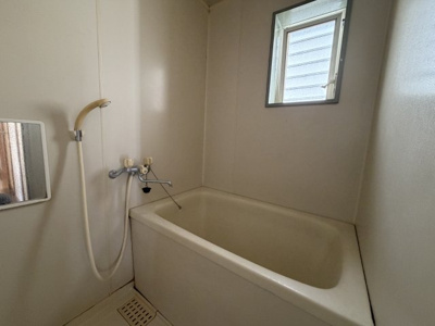 【浴室】 | ヤマヤハイツ | 日々の疲れを癒すお風呂場です。窓も付いてしっかり換気が出来ます。