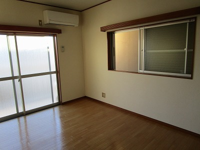 【洋室】 | ヤマヤハイツ | 南面の洋室は南向きで２面採光で明るいお部屋です。