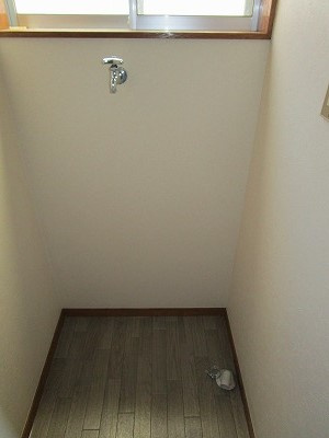 【その他】 | ヤマヤハイツ | 室内洗濯機置き場です。通気と採光の小窓付です。