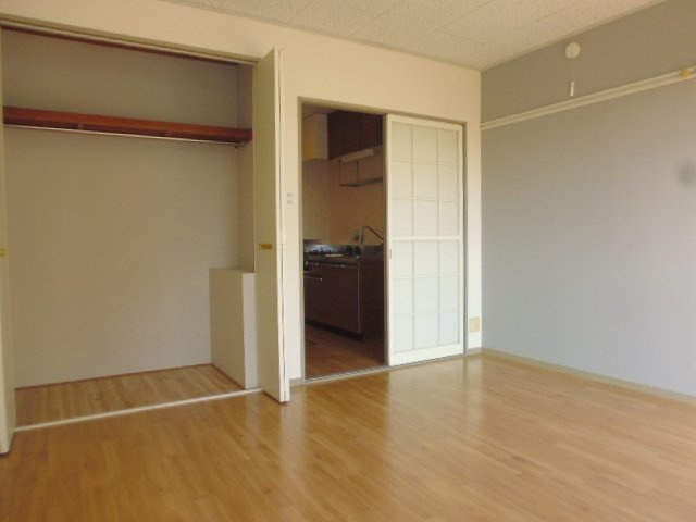 レインボーハイツＢの居間・リビング|洋室