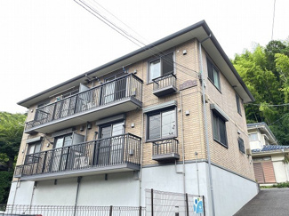 【外観】 | 小田急多摩線「五月台」駅まで徒歩7分！1フロア2住戸で快適に暮らせる2階建てアパートです♪通勤通学はもちろん、お買い物やお出かけにもGood☆