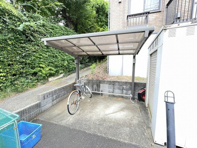 【その他共用部分】 | エトワール | 屋根付きの駐輪場で雨が降っても大切な自転車が濡れなくてすみます♪荷物が重いときに自転車があれば助かりますね！