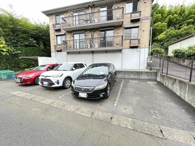 【駐車場】 | エトワール | いつでも目の届く敷地内に駐車場を完備しています♪お車をお持ちの方におすすめです☆